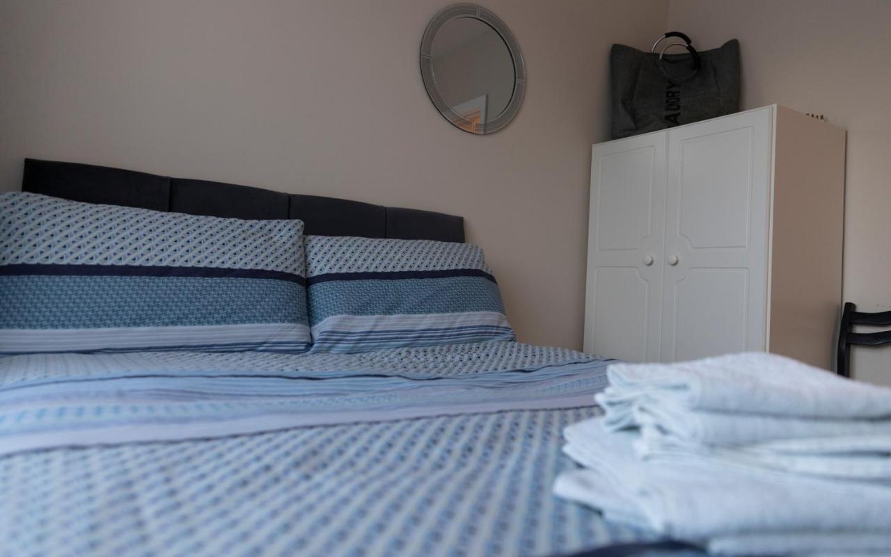 Barrybeag 1 Bedroom Apartments แบลลีย์วอน ภายนอก รูปภาพ